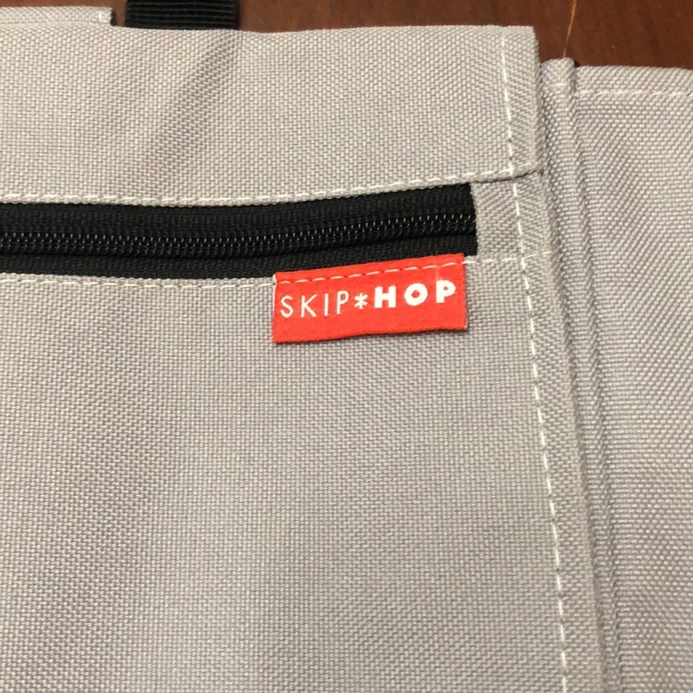 Skip Hop Bag in Gray